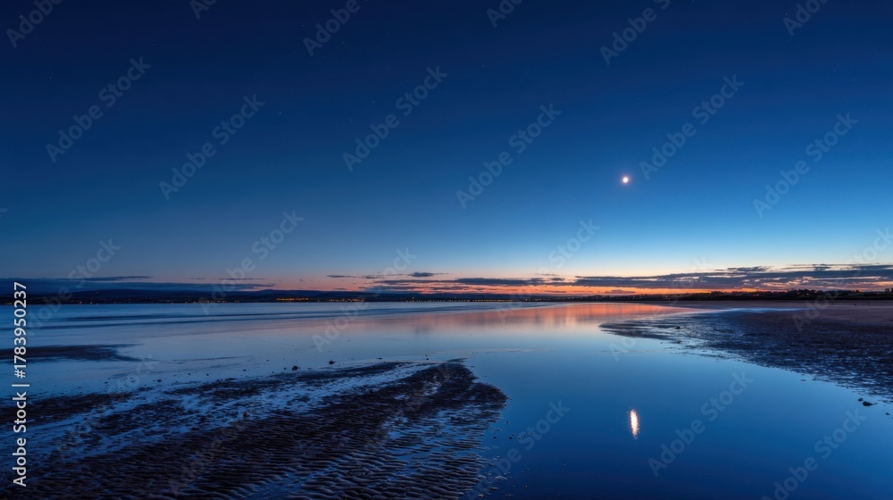 Obraz premium A tranquil evening scene shows calm waters reflecting the colors of twilight. A crescent moon shines brightly above, creating a peaceful atmosphere at dusk.