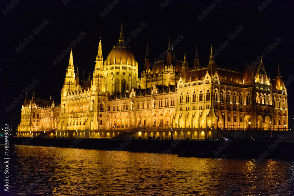 Fototapeta premium Il parlamento di Budapest in notturna ripreso da un battello sul Danubio (Ungheria)