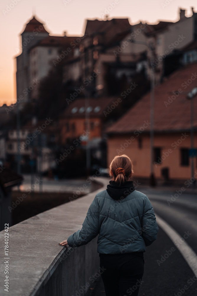 Obraz premium Urban street at sunset with blurred background