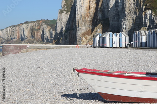 Vászonkép Yport, normandie vue sur les falaises et les cabines de plage