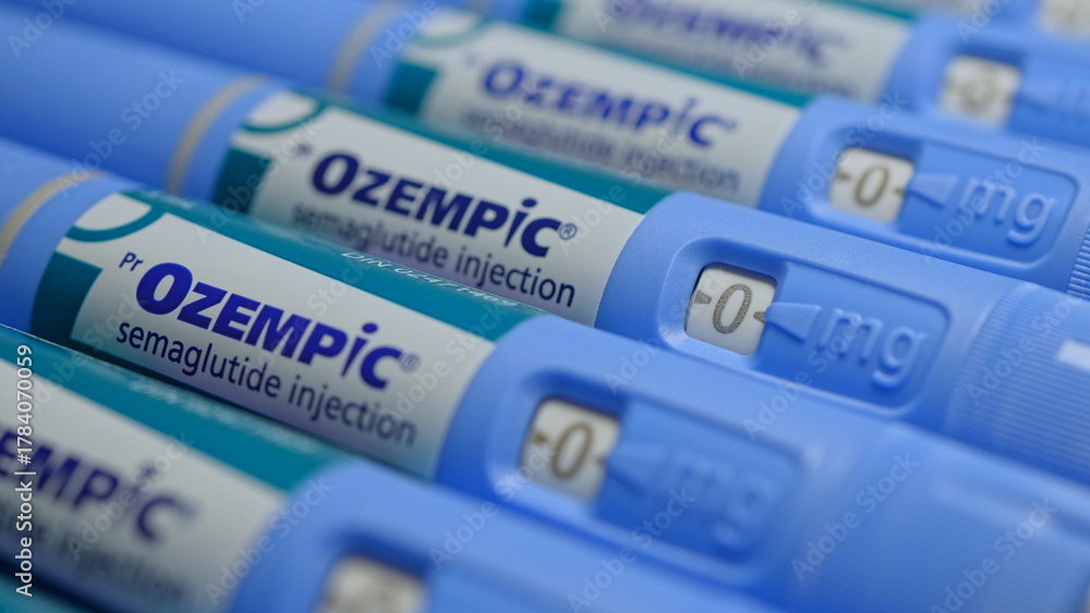 Fototapeta premium Ozempic Injection pen macro close up display. Ozempic drug medication for Diabetes treatment. Unprescribed abuse for weight loss: Toronto, Ontario, Canada - October 28, 2025