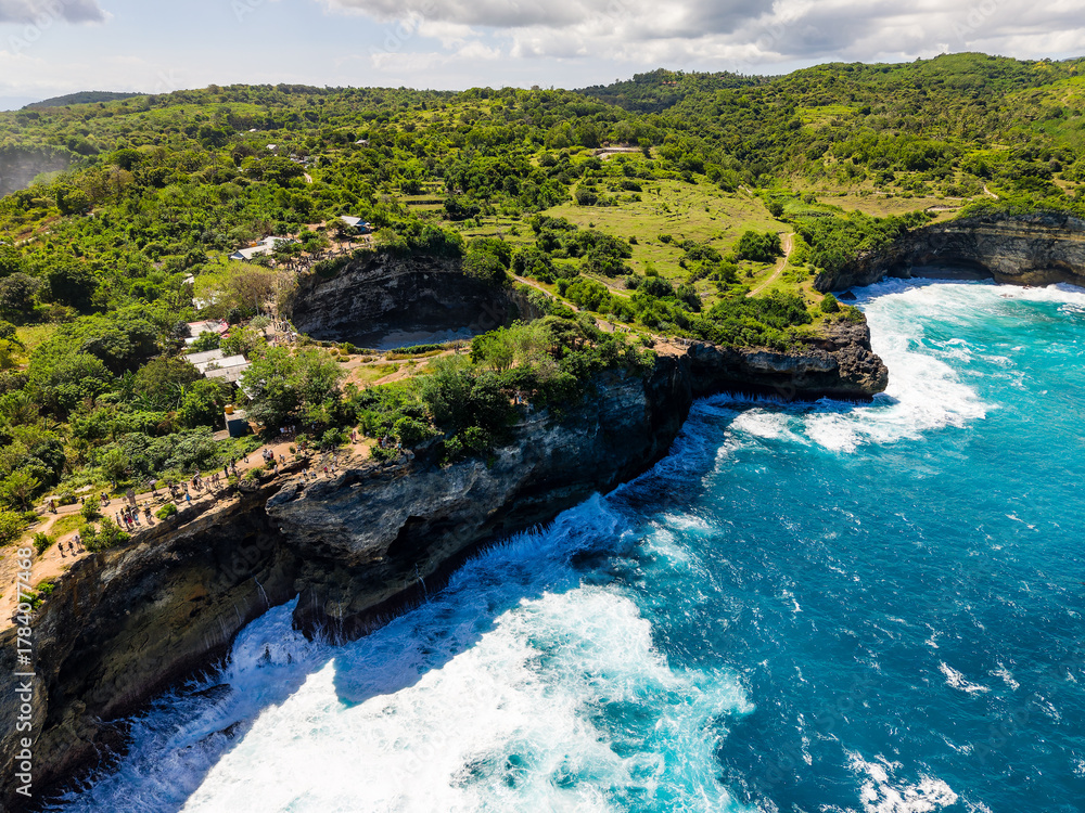 Naklejka premium Turquoise ocean waves crashing against the cliffs of Broken Beach, Nusa Penida.