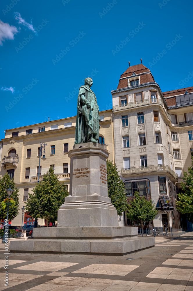 Fototapeta premium Bronze statue of a figure standing on a pedestal in Budapest, Hungary 