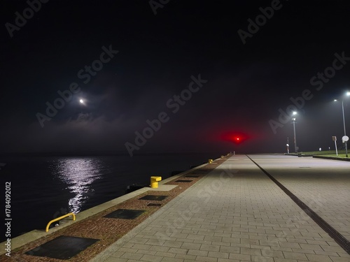 Ταπετσαρία Nabrzeże gdyńskie w nocy.