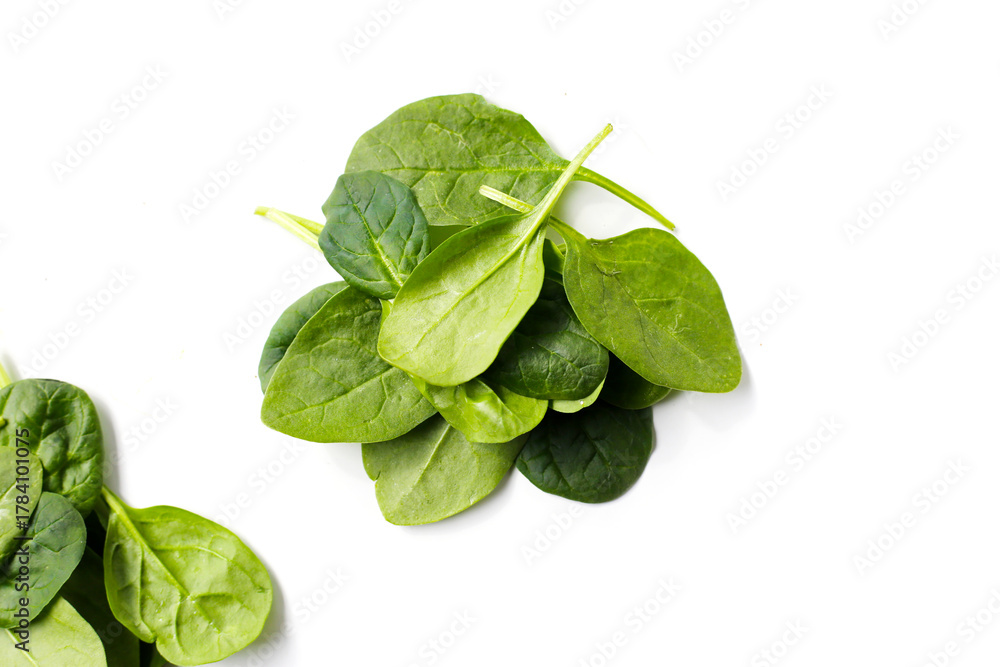 Obraz premium Spinach leaves isolated on white background