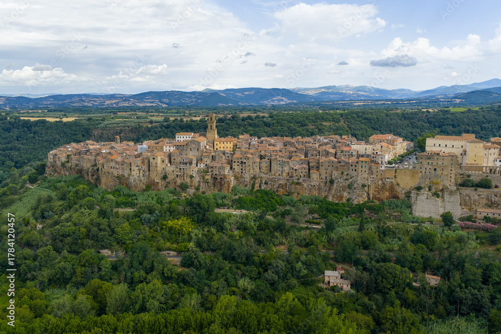 Naklejka premium Pitigliano Skyline - Pitigliano, Italy