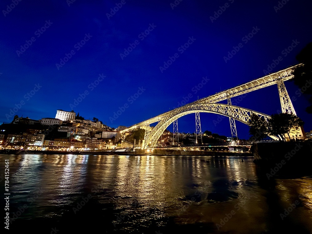 Fototapeta premium Dom Luis I Bridge in dusk