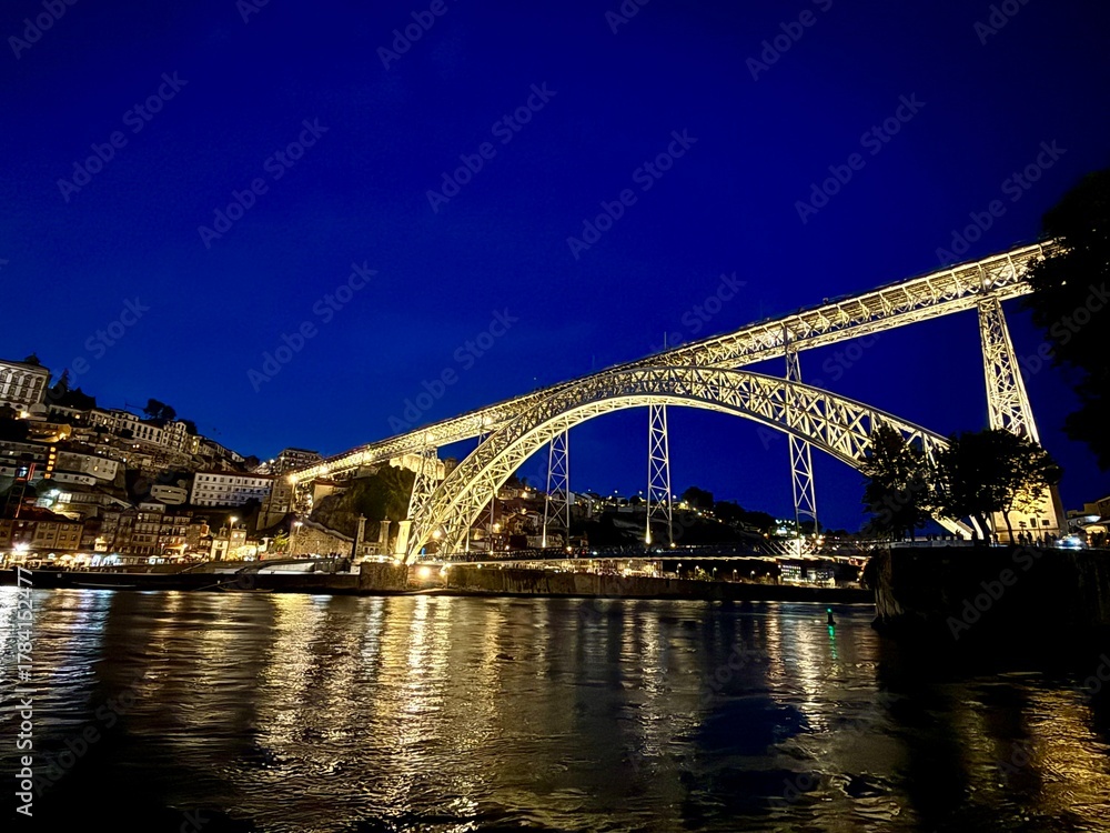 Fototapeta premium Dom Luis I Bridge in dusk