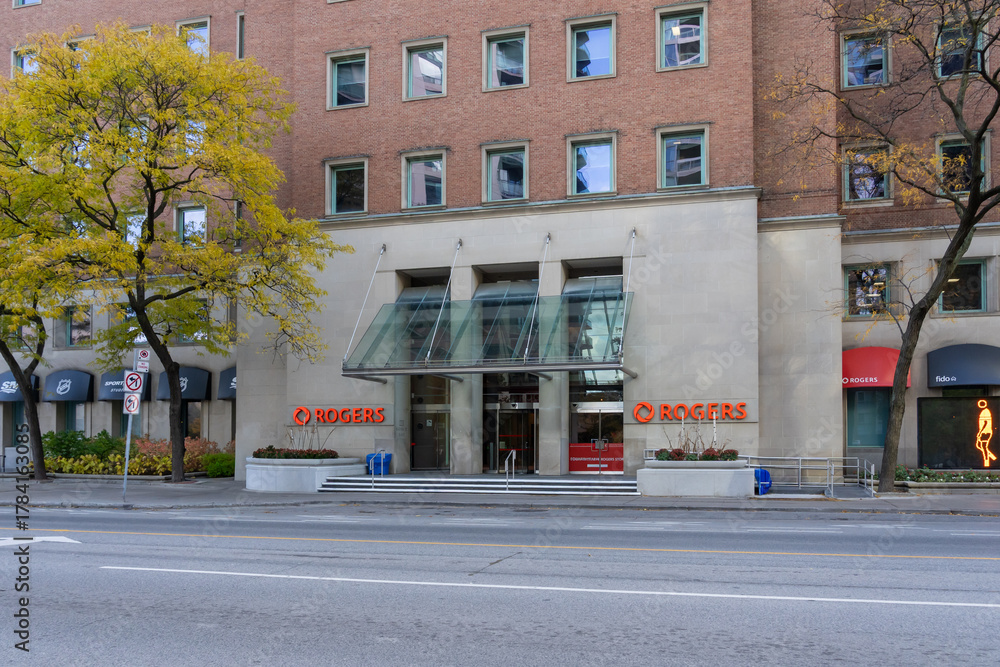 Fototapeta premiumToronto, ON, Canada - November 8, 2025: Rogers Communications Canada Inc headquarters on 333 Bloor Street East Toronto, Ontario.