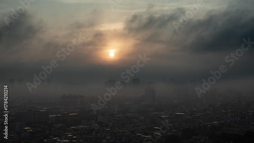 Cuadro en lienzo Sunrise and smog in the morning