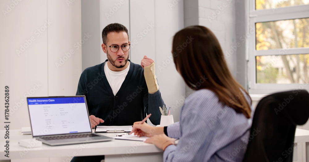 Obraz premium Female Lawyer Assists Injured Worker