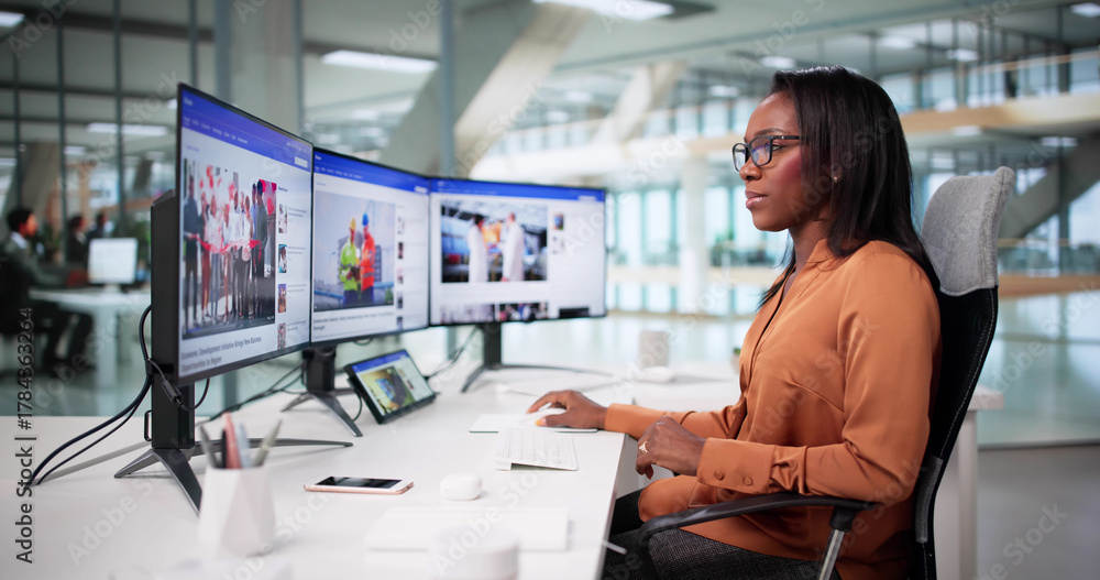 Obraz premium Young Female Journalist Reading Online News Articles