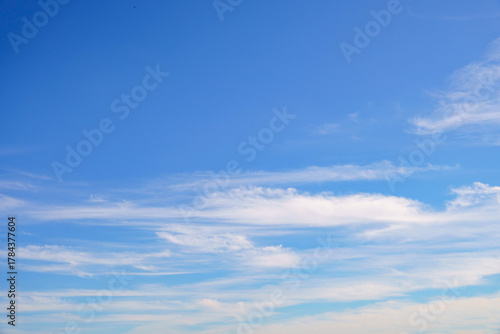 秋の青空と白い薄雲