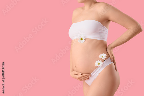 Young pregnant woman in und...