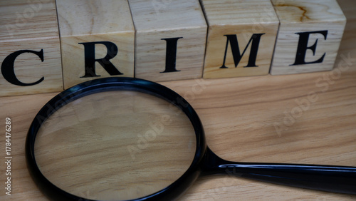 Foto Crime investigation concept with magnifying glass and wooden blocks