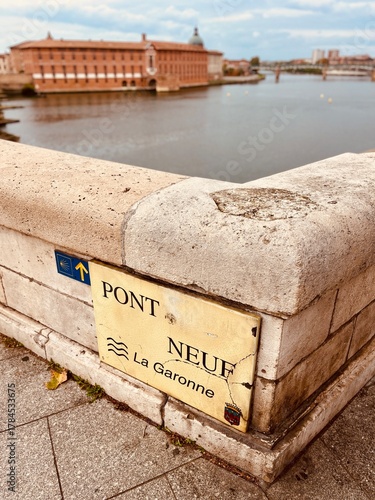 Vieille plaque du Pont Neuf à Toulouse