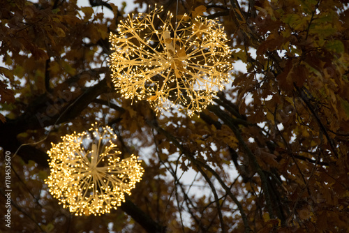 Leuchtender Weihnachtsschmuck in Baum