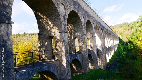 Perspective sur l’ancien aqueduc en pierre de Pont-sur-Yonne dans la Vienne France Europe