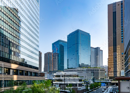摩天楼の合間にそびえるオフィスビル群