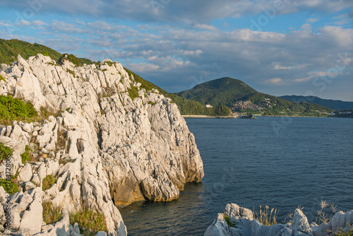 和歌山県由良町、白崎海洋公園の石灰岩の白い崖と青い海の風景