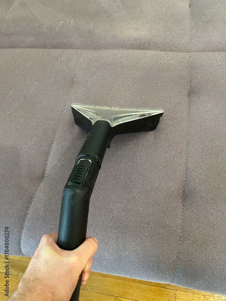Naklejka premium pranie kanapy odkurzaczem do tkanin