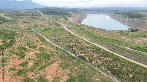 Fotografia The image shows an aerial view of a rural landscape featuring a network of winding canals or small rivers crossing through green and brown terrain