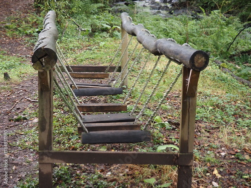 sistema para trabajar el equilibrio, construido con material natural reciclado de madera y cuerda, situado en el área recreativa de la fervenza de Mezonzo, La Coruña, Galicia, España, Europa