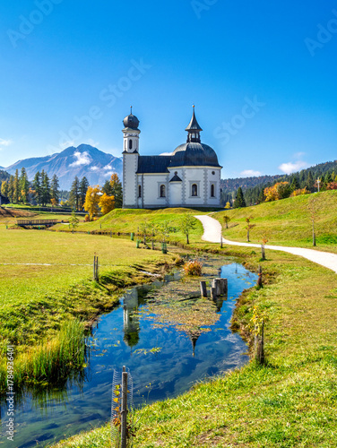 Seekirche Heiliges Kreuz, Seefelder Seekirchl, spiegelt sich im Wasser des Raabach, Seefeld, Tirol, Österreich, Europa