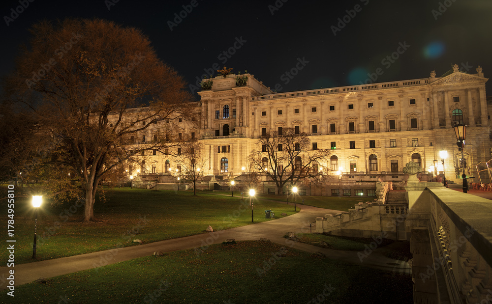 Naklejka premium Autumn night view of the Hofburg garden