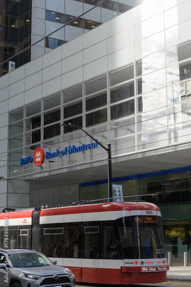 Obraz premium car and streetcar stopped in eastbound lane on King St W outside First Canadian Place, BMO, Bank of Montreal branch, at Bay, Toronto