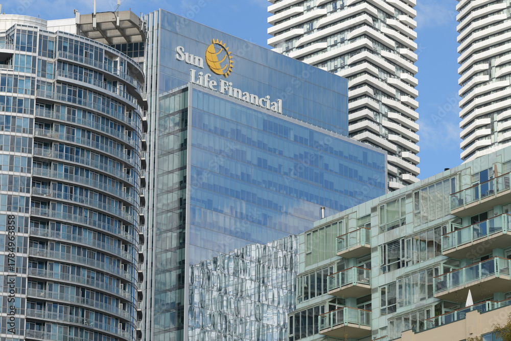 Obraz premium One York Street with corporate logo of Sun Life Financial located at 1 York St between Harbour St and Lake Shore Blvd W, Toronto
