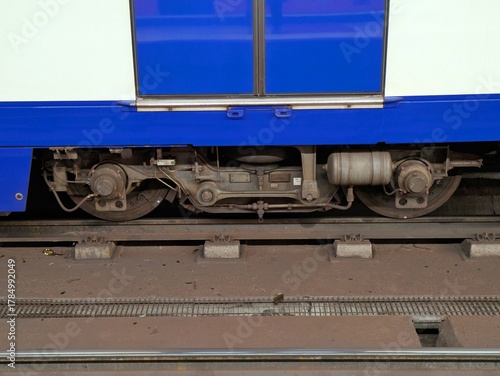Fotografija Vista de cerca de un bogie ferroviario de un vagón de metro en las vías de una e