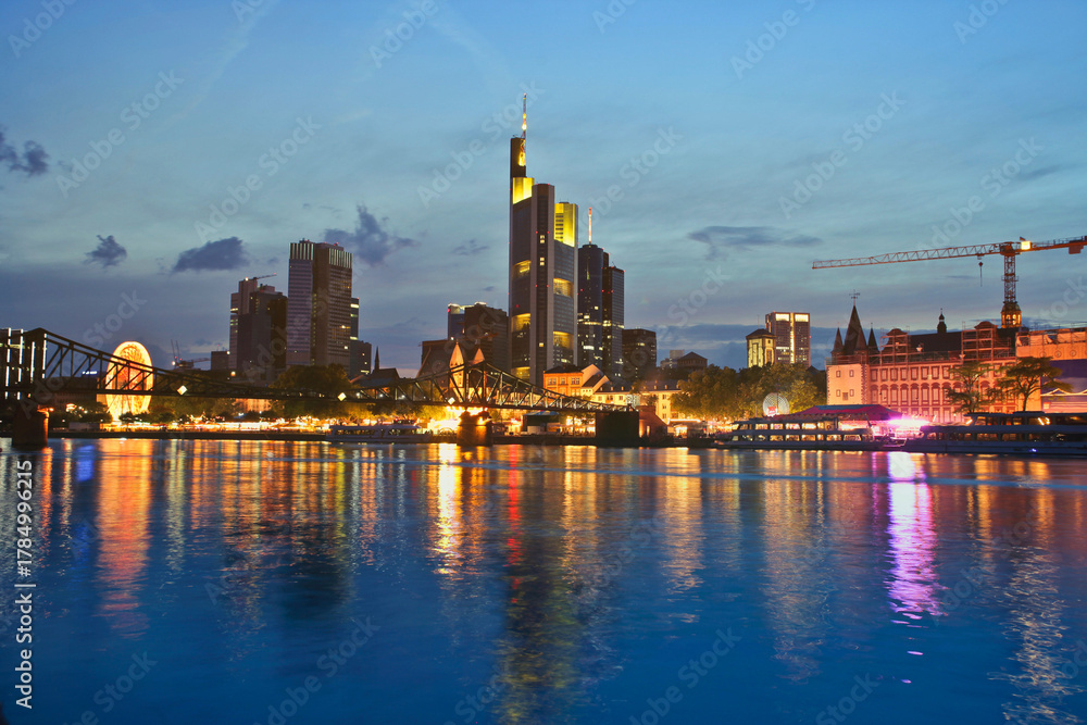 Obraz premium A panoramic view of London city at night
