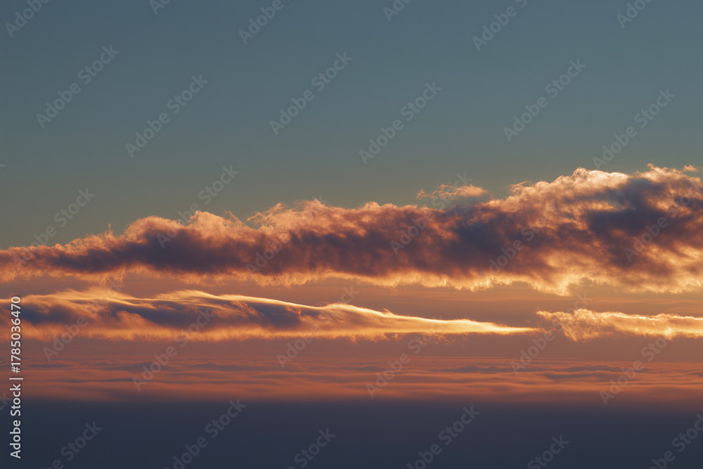 Naklejka premium Telephoto Sunset Stratocumulus Over Pacific With Pillow Resting On Vapor, Warm Highlights, Vast Copy Space, Tranquil Sleep Symbol, Ocean Sky Backdrop