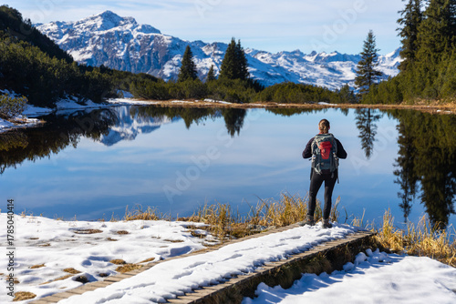 Junge Frau beim Wandern am Wiegensee, Österreich
