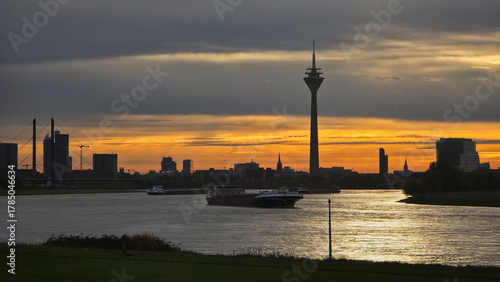 Sonnenuntergang - Skyline Düsseldorf am Rhein