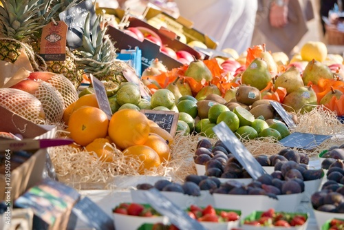 Fruits et légumes frais sur un étal de marché à Nice, sur la côte d'azur