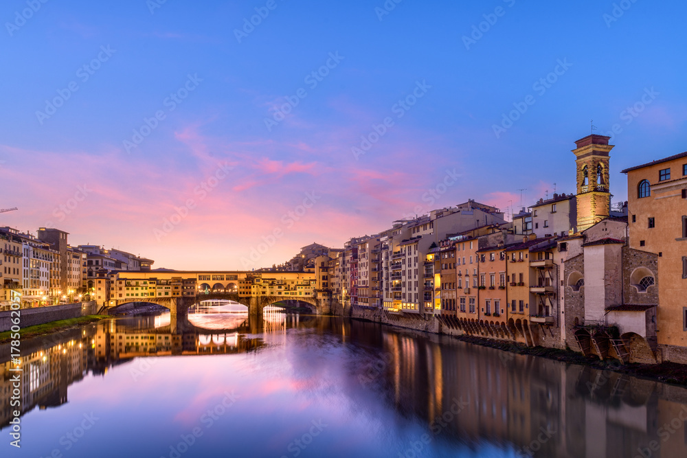 Obraz premium Florence, Italy at the Ponte Vecchio Bridge crossing the Arno River 996