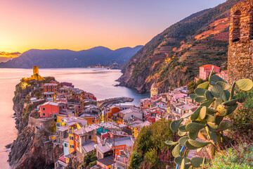Papier peint photo Ligurie Vernazza colorée aux Cinque Terre  © Kovacs