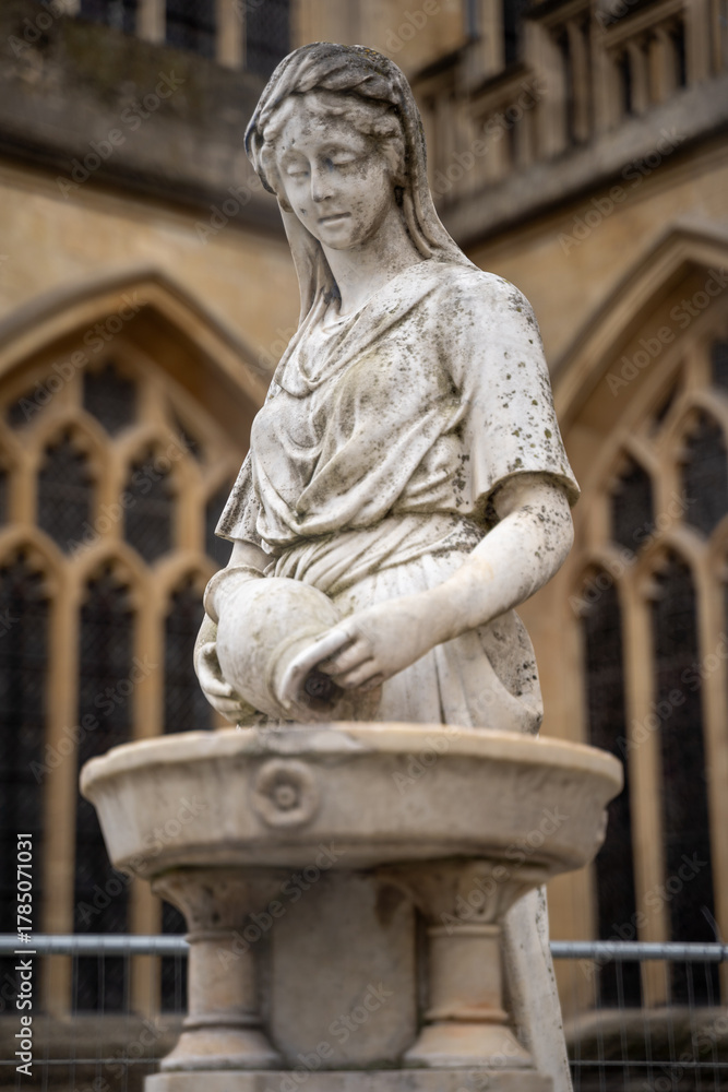 Obraz premium Stone statue of woman pouring water