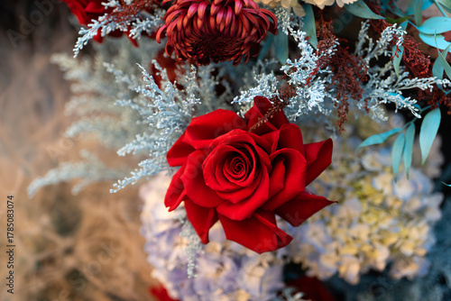 Elegant wedding table floral arrangement with fresh roses, peonies, and greenery. Romantic centerpiece decoration for a wedding reception or banquet, featuring soft pastel colors and delicate blooms c