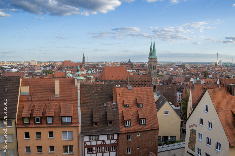 Obraz premium Nuremberg Castle (Kaiserburg Nürnberg) in Bavaria, showcasing its medieval towers, historic stone walls, and iconic old-town atmosphere under clear daylight.