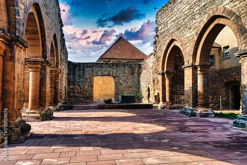 Kloster und Kaiserpfalz Memleben - Innenansicht der historischen Klosterkirche_03
