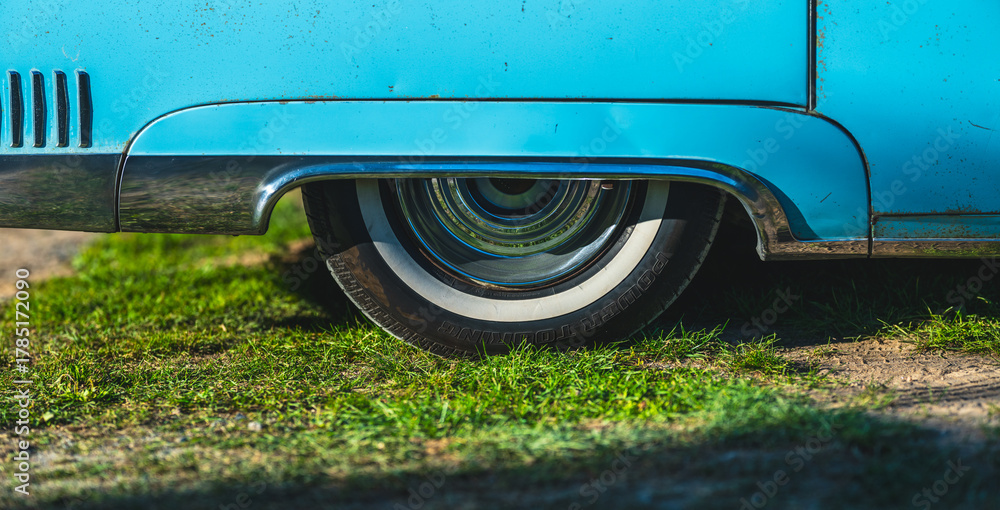 Tableau sur toile Blue vintage car rear wheel with whitewall tire.