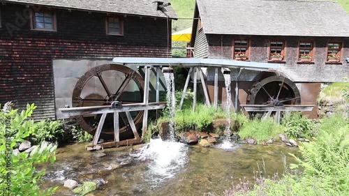 Die zwei Wasserräder der Hexenlochmühle im Schwarzwald im Sommer
