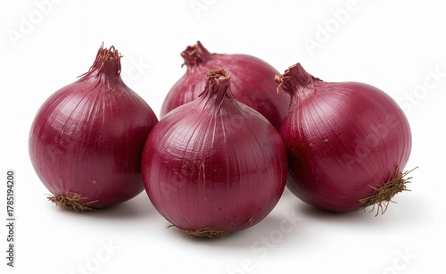 Quattro cipolle rosse fresche su sfondo bianco. Generative AI
