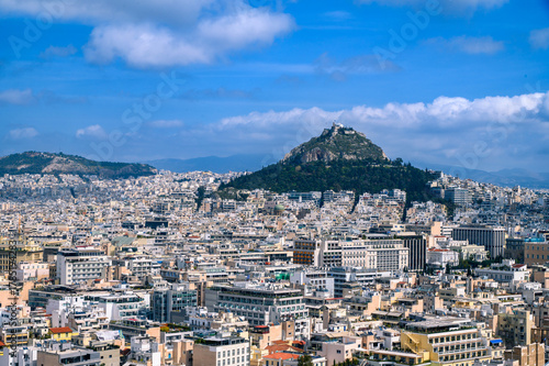Grecja, Ateny. Widok na miasto ze wzgórzem w tle