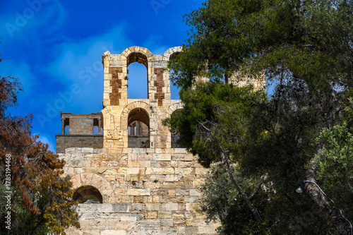 Grecja, Ateny. Fragment wzgórza Akropolu z elementami budowli antycznej