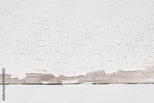 劣化してひび割れた塗装