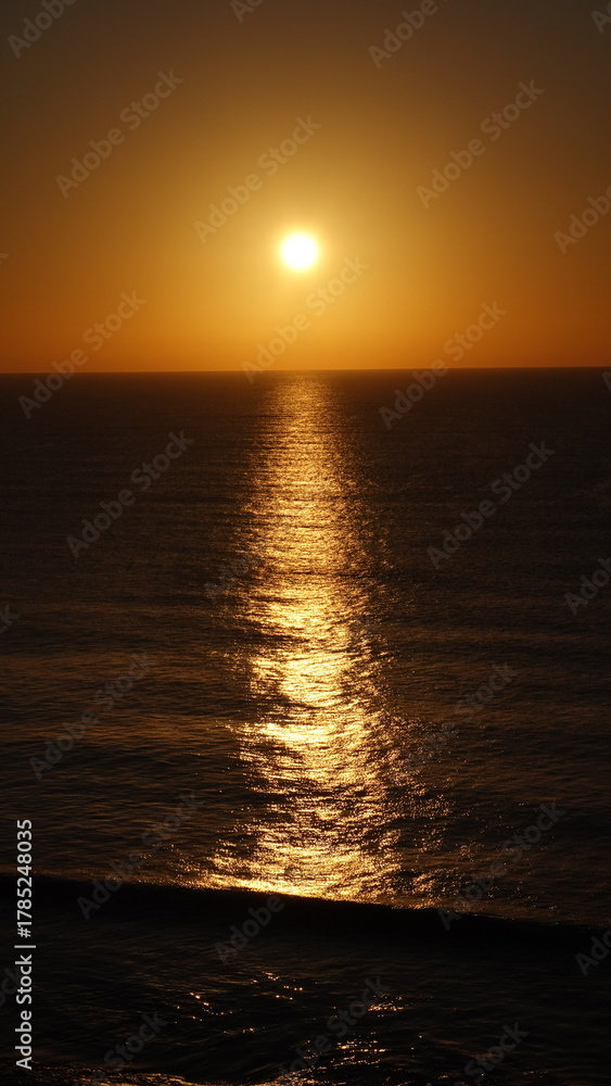 Naklejka premium Sunset. Sunrise. Golden waves.